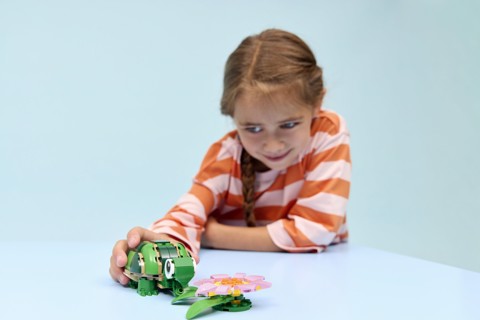 LEGO Creator 31377 3in1 Tartaruga con Fiore di Ninfea, Animale Giocattolo Trasformabile in Camaleonte o Rana, Regalo 7+ Anni