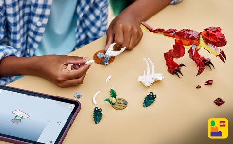 LEGO Creator 31379 3in1 Feroce Dinosauro Giocattolo, Velociraptor, Stegosauro o Pterosauro