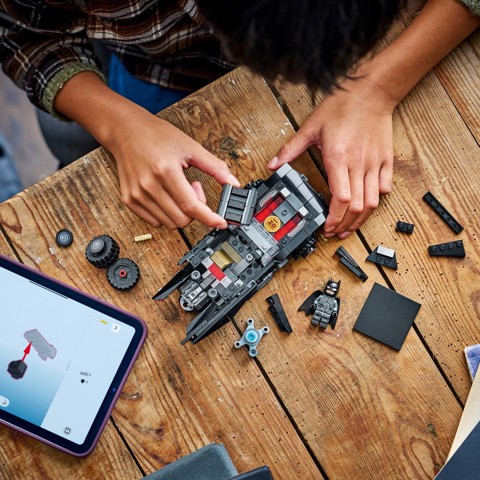 LEGO DC 76332 Batmobile di Batman, Macchina Giocattolo da Collezione con Minifigure del Supereroe e Moneta d'Oro