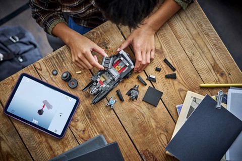 LEGO DC 76332 Batmobile di Batman, Macchina Giocattolo da Collezione con Minifigure del Supereroe e Moneta d'Oro