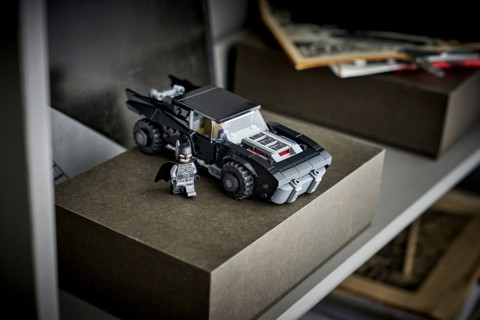 LEGO DC 76332 Batmobile di Batman, Macchina Giocattolo da Collezione con Minifigure del Supereroe e Moneta d'Oro