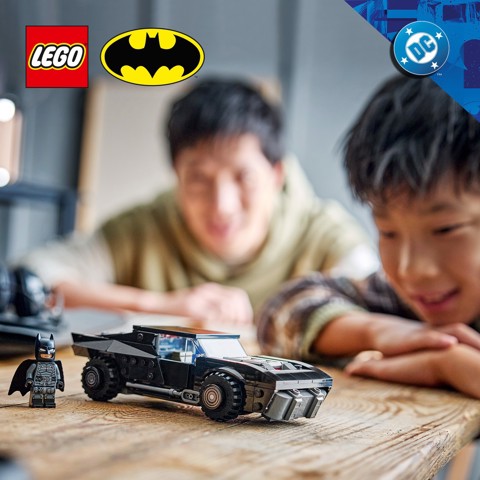 LEGO DC 76332 Batmobile di Batman, Macchina Giocattolo da Collezione con Minifigure del Supereroe e Moneta d'Oro