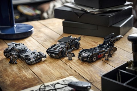 LEGO DC 76332 Batmobile di Batman, Macchina Giocattolo da Collezione con Minifigure del Supereroe e Moneta d'Oro, Regalo 9+
