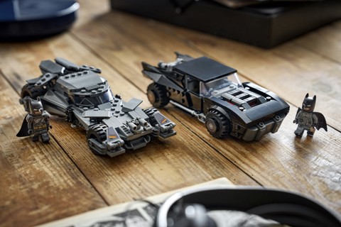 LEGO DC 76332 Batmobile di Batman, Macchina Giocattolo da Collezione con Minifigure del Supereroe e Moneta d'Oro, Regalo 9+