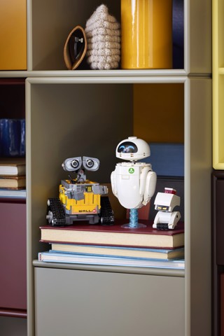 LEGO Disney | Pixar 43279 WALL-E e EVE, Kit di Modellismo per Adulti, Decorazioni per la Casa Fai da Te, Regalo da Collezione
