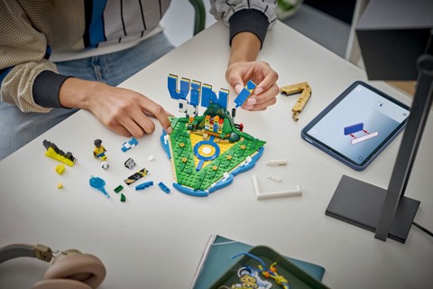 LEGO Editions 43027 Vini Jr. – Highlights Calcistici, Giocattolo 3D da Esposizione con Minifigure da Collezione, Regalo 10+