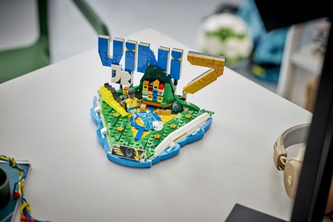 LEGO Editions 43027 Vini Jr. – Highlights Calcistici, Giocattolo 3D da Esposizione con Minifigure da Collezione, Regalo 10+