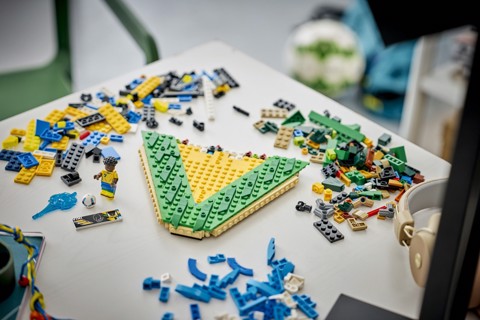 LEGO Editions 43027 Vini Jr. – Highlights Calcistici, Giocattolo 3D da Esposizione con Minifigure da Collezione, Regalo 10+
