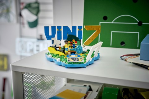 LEGO Editions 43027 Vini Jr. – Highlights Calcistici, Giocattolo 3D da Esposizione con Minifigure da Collezione, Regalo 10+