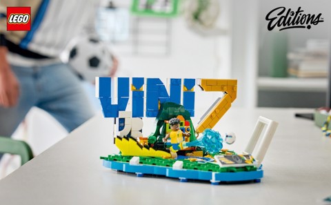 LEGO Editions 43027 Vini Jr. – Highlights Calcistici, Giocattolo 3D da Esposizione con Minifigure da Collezione, Regalo 10+