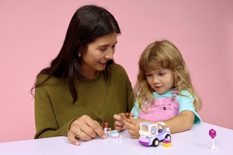 LEGO Friends 42675 Auto-Unicorno per la Consegna di Torte, Gioco Didattico con 2 Mini Bamboline e Accessori per Bambine da 4+