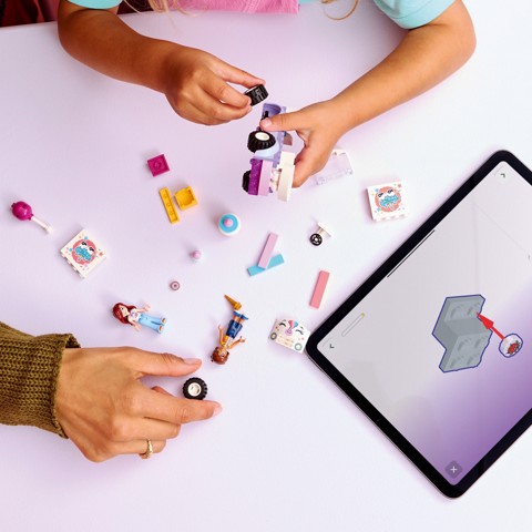 LEGO Friends 42675 Auto-Unicorno per la Consegna di Torte, Gioco Didattico con 2 Mini Bamboline e Accessori per Bambine da 4+