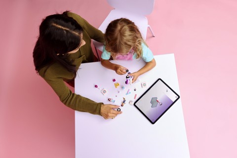 LEGO Friends 42675 Auto-Unicorno per la Consegna di Torte, Gioco Didattico con 2 Mini Bamboline e Accessori per Bambine da 4+