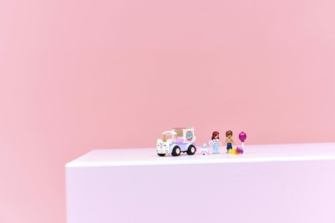 LEGO Friends 42675 Auto-Unicorno per la Consegna di Torte, Gioco Didattico con 2 Mini Bamboline e Accessori per Bambine da 4+