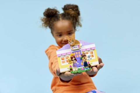 LEGO Friends 42679 Hotel dei Conigli di Heartlake City, Casa Giocattolo con 2 Mini Bamboline, 2 Animali, Accessori, Regalo 5+