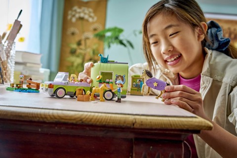 LEGO Friends 42695 Rimorchio per Cavallo e Puledro