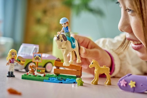LEGO Friends 42695 Rimorchio per Cavallo e Puledro