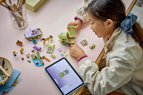 LEGO Friends 42695 Rimorchio per Cavallo e Puledro