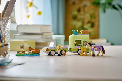LEGO Friends 42695 Rimorchio per Cavallo e Puledro