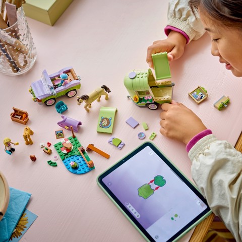 LEGO Friends 42695 Rimorchio per Cavallo e Puledro, con Cavallo Giocattolo, Pony, Accessori, Auto, 2 Mini Bamboline, Regalo 7+