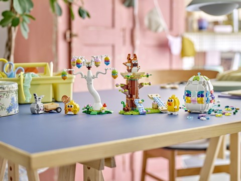 LEGO Iconic 40816 Uovo di Pasqua Decorativo, Decorazione Pasquale Giocattolo con Elementi Colorati, Regalo Arti e Mestieri 9+ Anni