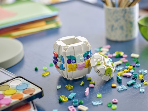 LEGO Iconic 40816 Uovo di Pasqua Decorativo, Decorazione Pasquale Giocattolo con Elementi Colorati, Regalo Arti e Mestieri 9+ Anni