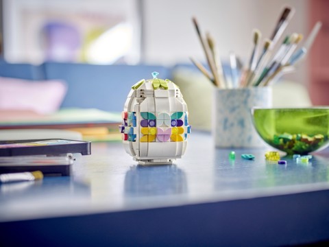 LEGO Iconic 40816 Uovo di Pasqua Decorativo, Decorazione Pasquale Giocattolo con Elementi Colorati, Regalo Arti e Mestieri 9+ Anni