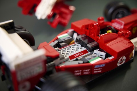 LEGO ICONS 11375 Ferrari F2004 e Michael Schumacher