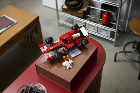 LEGO ICONS 11375 Ferrari F2004 e Michael Schumacher