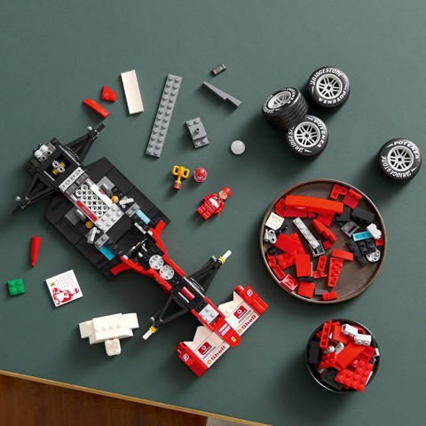 LEGO ICONS 11375 Ferrari F2004 e Michael Schumacher, Modello di Auto F1 per Adulti, Regalo per i Fan degli Sport Motoristici
