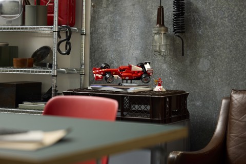 LEGO ICONS 11375 Ferrari F2004 e Michael Schumacher, Modello di Auto F1 per Adulti, Regalo per i Fan degli Sport Motoristici