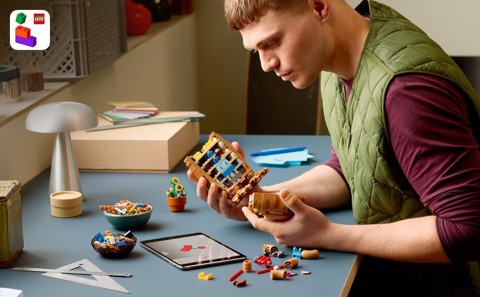 LEGO Ideas 21370 E.T. the Extra-Terrestrial, Kit Modellismo per Adulti con Figura Aliena, Fiori Finti e Mattoncino Luminoso