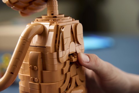 LEGO Ideas 21370 E.T. the Extra-Terrestrial, Kit Modellismo per Adulti con Figura Aliena, Fiori Finti e Mattoncino Luminoso