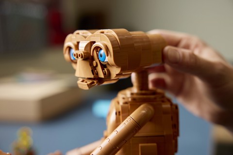 LEGO Ideas 21370 E.T. the Extra-Terrestrial, Kit Modellismo per Adulti con Figura Aliena, Fiori Finti e Mattoncino Luminoso