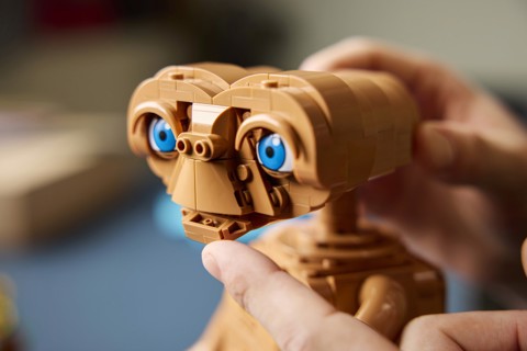 LEGO Ideas 21370 E.T. the Extra-Terrestrial, Kit Modellismo per Adulti con Figura Aliena, Fiori Finti e Mattoncino Luminoso