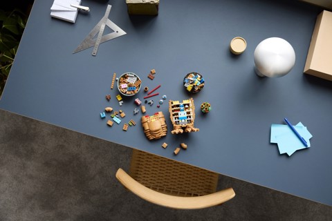 LEGO Ideas 21370 E.T. the Extra-Terrestrial, Kit Modellismo per Adulti con Figura Aliena, Fiori Finti e Mattoncino Luminoso