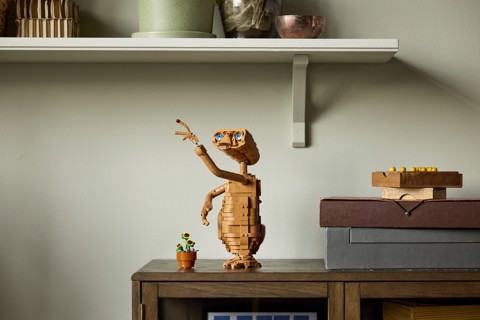 LEGO Ideas 21370 E.T. the Extra-Terrestrial, Kit Modellismo per Adulti con Figura Aliena, Fiori Finti e Mattoncino Luminoso