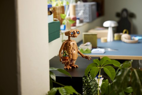 LEGO Ideas 21370 E.T. the Extra-Terrestrial, Kit Modellismo per Adulti con Figura Aliena, Fiori Finti e Mattoncino Luminoso