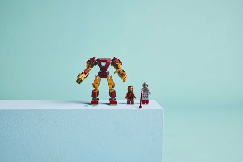LEGO | Marvel 76307 Mech di Iron Man Contro Ultron - Action Figure Giocattolo da Costruire con 2 Minifigure, Gioco Bambini 6+