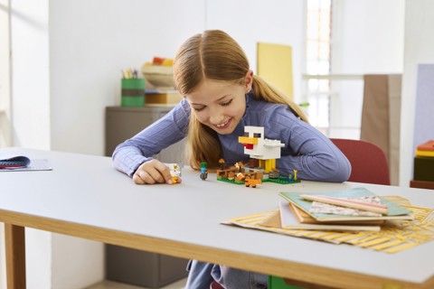 LEGO Minecraft 21585 Fattoria di Galline, Giocattolo da Costruire con Minifigure e Mob, Regalo per Gamer, Bambini e Bambine 7+