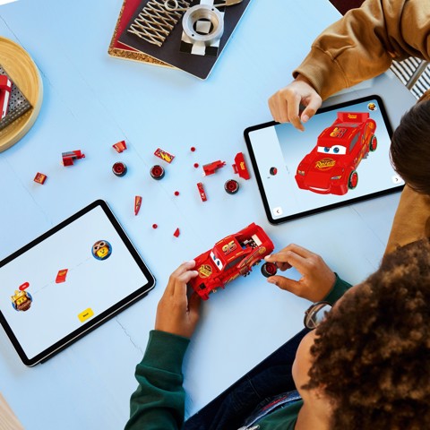 LEGO Speed Champions 77255 Saetta McQueen, Macchina Giocattolo da Collezione, Idea Regalo Disney per Fan del Film Pixar Cars