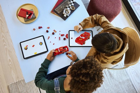 LEGO Speed Champions 77255 Saetta McQueen, Macchina Giocattolo da Collezione, Idea Regalo Disney per Fan del Film Pixar Cars