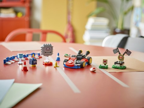 LEGO Super Mario Mario Kart 72043 - Interattivo e Kart Standard, Percorso di Gara con Macchina Giocattolo e 3 Figure, Regalo Bambini 7+