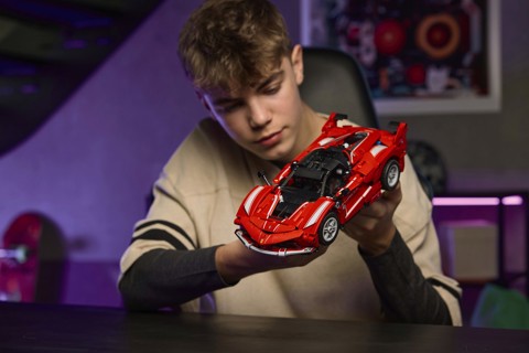 LEGO Technic 42212 Ferrari FXX K, Motore V12 con Pistoni Mobili
