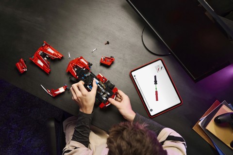 LEGO Technic 42212 Ferrari FXX K, Motore V12 con Pistoni Mobili