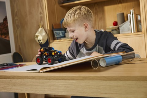 LEGO Technic 42219 Monster Jam Grave Digger Fuoco e Ghiaccio, Camion Giocattolo Pull-Back, Regalo per Bambini e Bambine da 7+