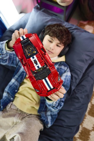 LEGO Technic 42235 Auto Ferrari 488 PISTA, Macchina Giocattolo con Motore V8, Sterzo e Differenziale, Regalo per Bambini 9+