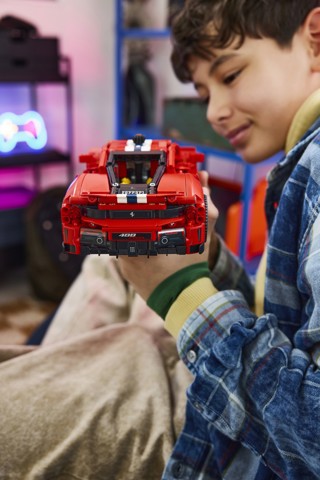 LEGO Technic 42235 Auto Ferrari 488 PISTA, Macchina Giocattolo con Motore V8, Sterzo e Differenziale, Regalo per Bambini 9+