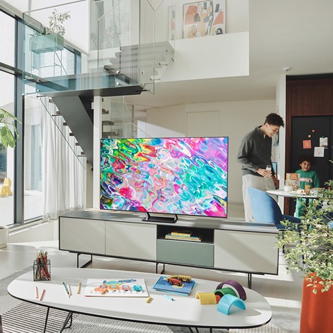 Samsung Series 7 TV QLED 4K 55” QE55Q70B Smart TV Wi-Fi Titan Gray 2022, Processore Quantum 4K, Retroilluminazione LED, Gaming mode, Suono dinamico