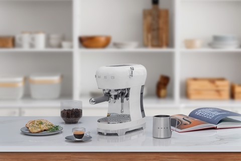 Smeg ECF02WHEU macchina per caffè Manuale Macchina per espresso 1,1 L